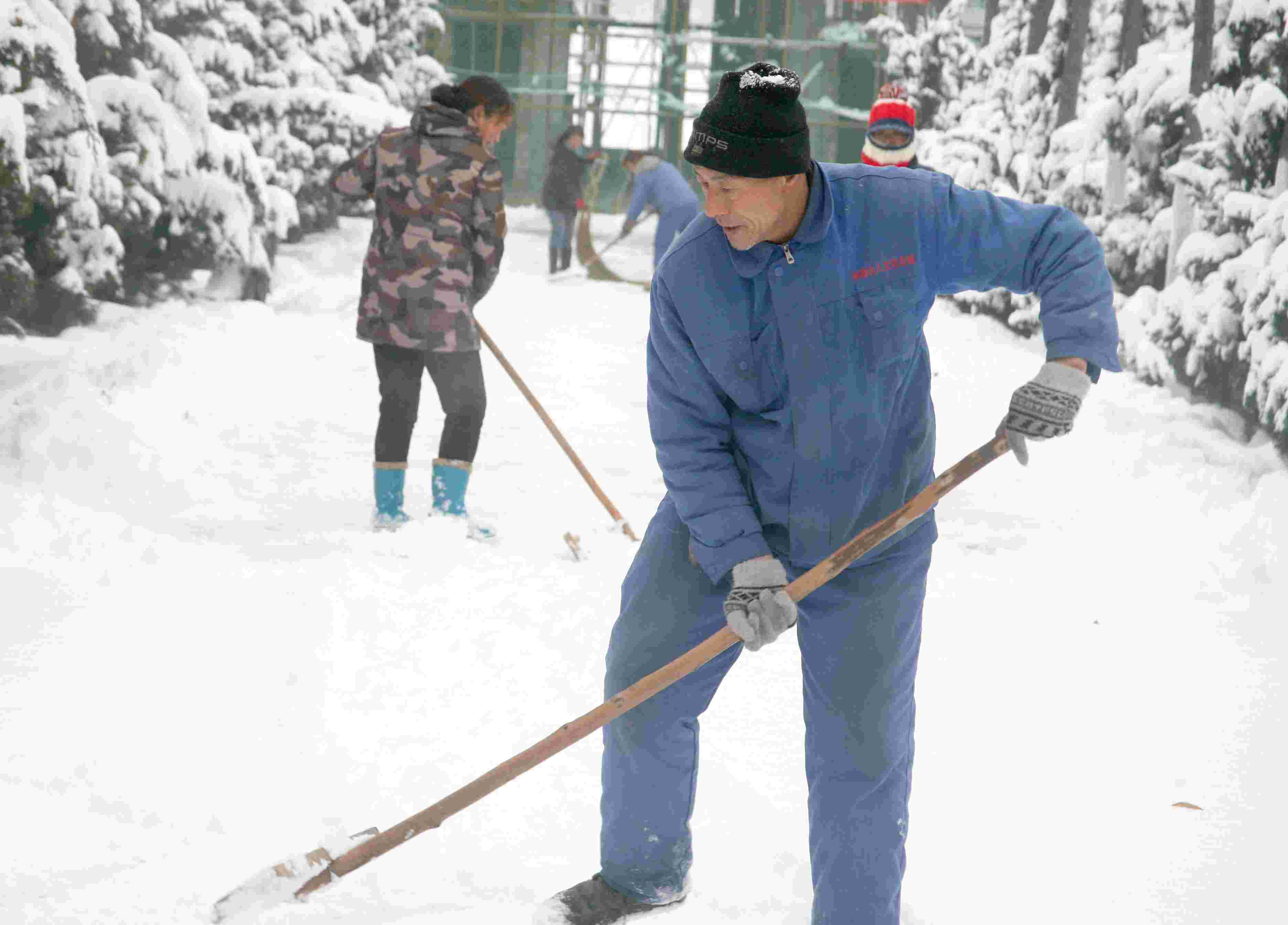 职工积极清扫积雪  确保祭祀群众安全