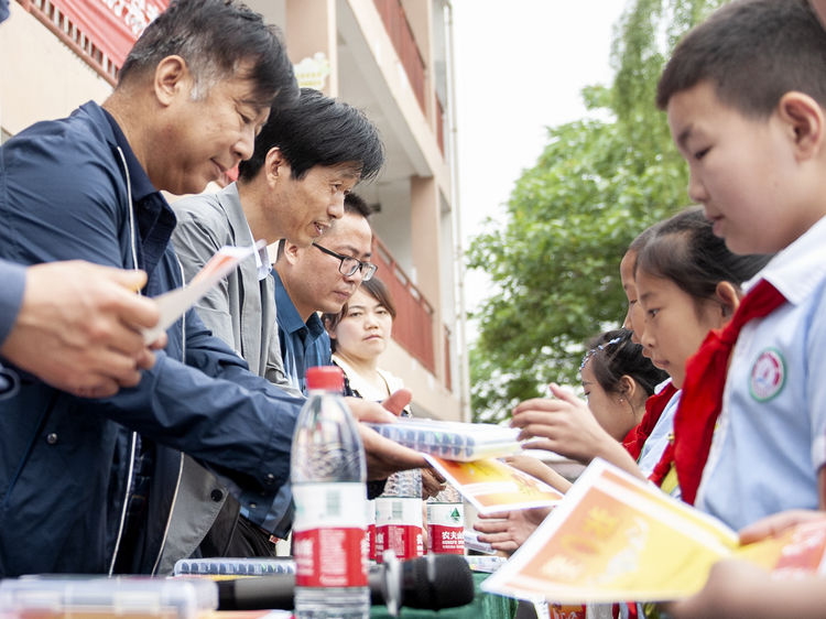 2021年六一儿童节李兴民奖学金活动 (2)